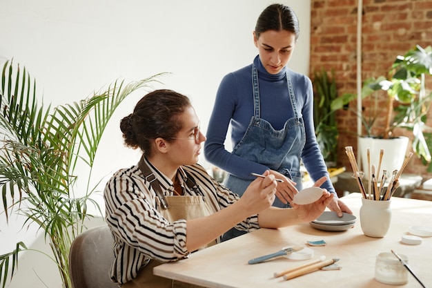 dwie hafciarki przy pracy